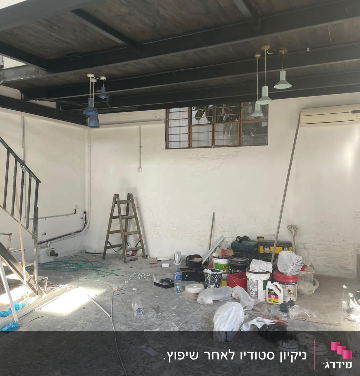 חדר עם כלים וחומרים לניקוי ושיפוץ על הרצפה